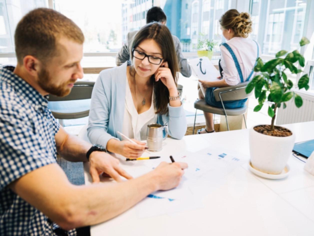 Étudiants travaillant sur analyse budgétaire